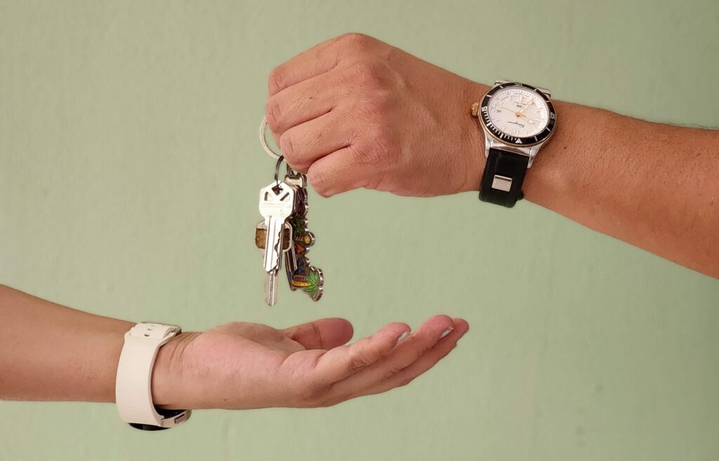 Entrega de llaves al comprador de una vivienda