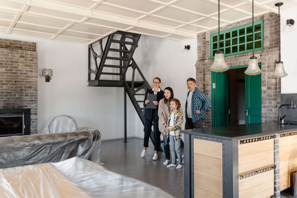 Visita de una vivienda con un agente inmobiliario