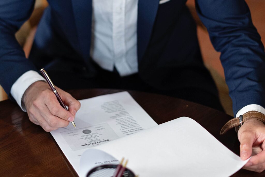 Firma de una escritura de compraventa ante notario