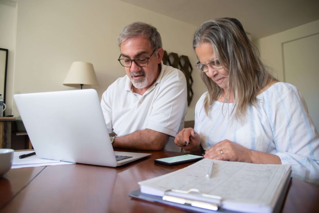 Pareja de jubilados revisando su presupuesto para una hipoteca