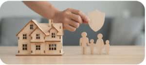 casa-y-una-familia-de-madera-simbolizando-los-seguros-de-vida-y-hogar-en-la-hipoteca