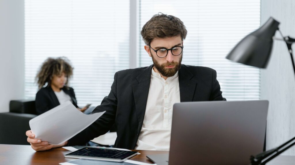 trabajador-joven-analizando-su-situacion-laboral-en-el-ordenador-para-solicitar-hipoteca